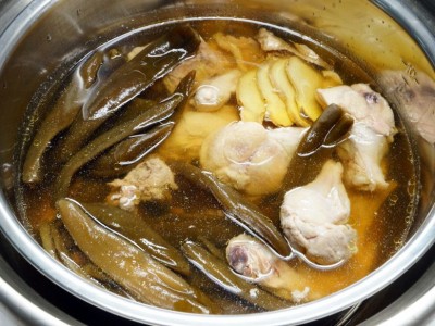 食譜-剝皮辣椒燉雞湯+清蒸鱈魚 (一鍋二菜)