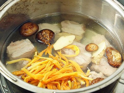 食譜-金針香菇排骨湯