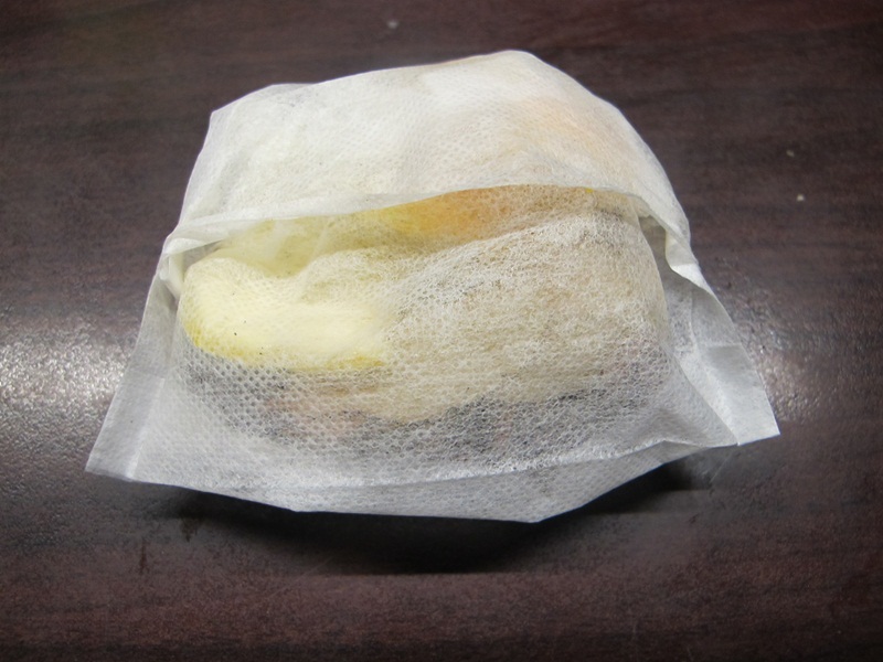 1. 將滷汁材料乾的部份全部一起用中藥袋裝好.JPG