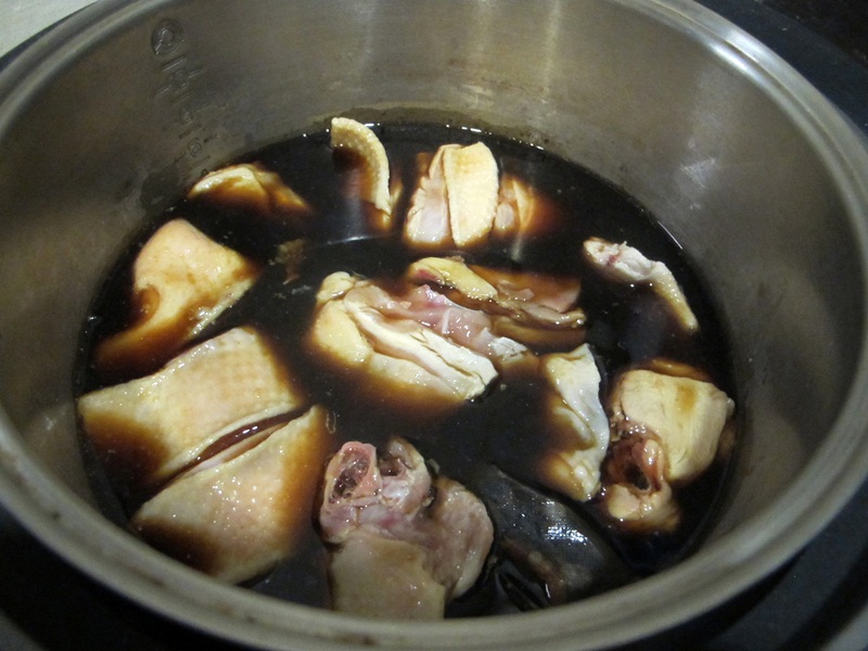 3. 將雞肉用熱水燙洗並洗去血水，放入電鍋中.JPG