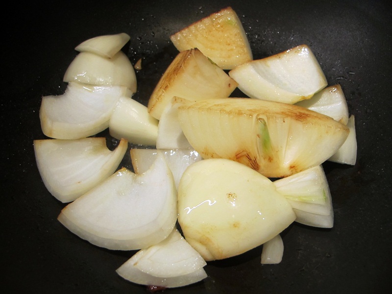 2. 續放入洋蔥和蒜頭炒香取出.JPG