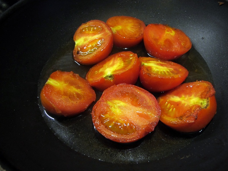 3.番茄切面朝下放入表面也煎黃.JPG