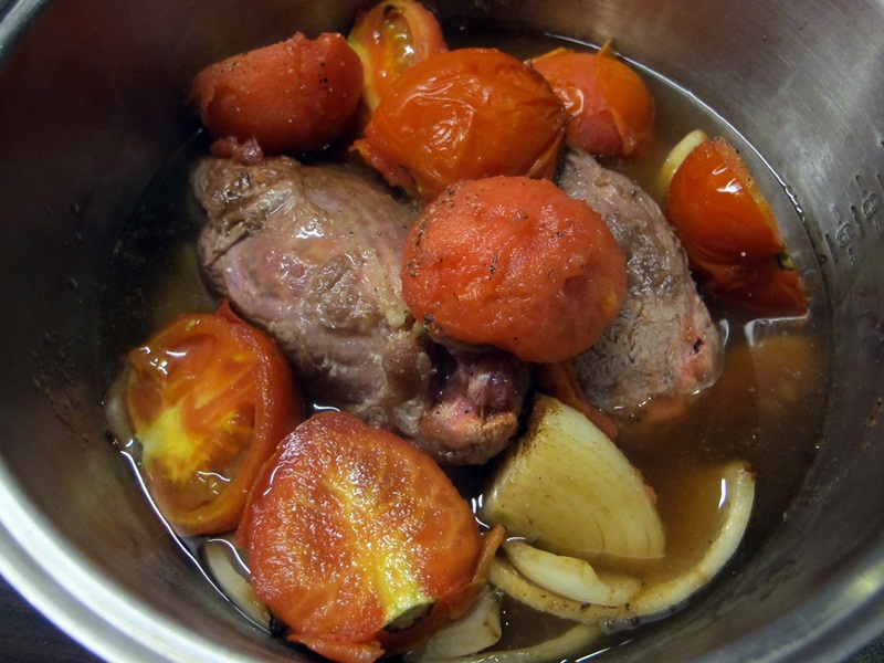 4. 將1-3的材料放入電鍋中，加入調味料和2杯水,外鍋放2杯水，按下開關，跳起後續悶一.JPG