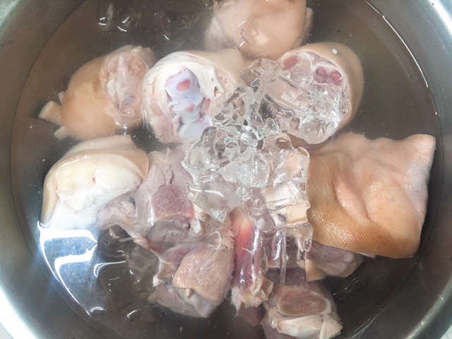 過冰水讓豬腳軟Q.jpg