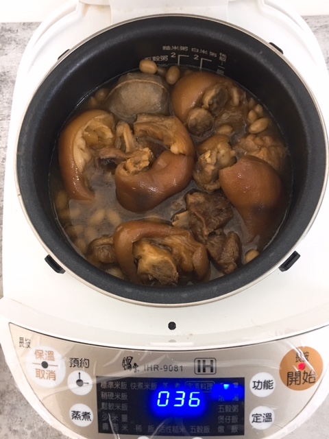 燜煮1.5小時後取出蔥薑蒜，再繼續燜煮1小時即完成。.jpg